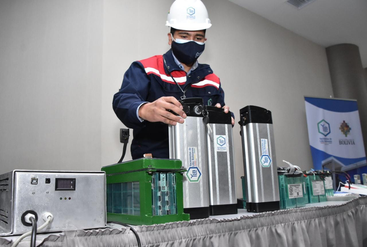 Funcionario de YLB muestra las baterías que produce Bolivia. (Foto: YLB)