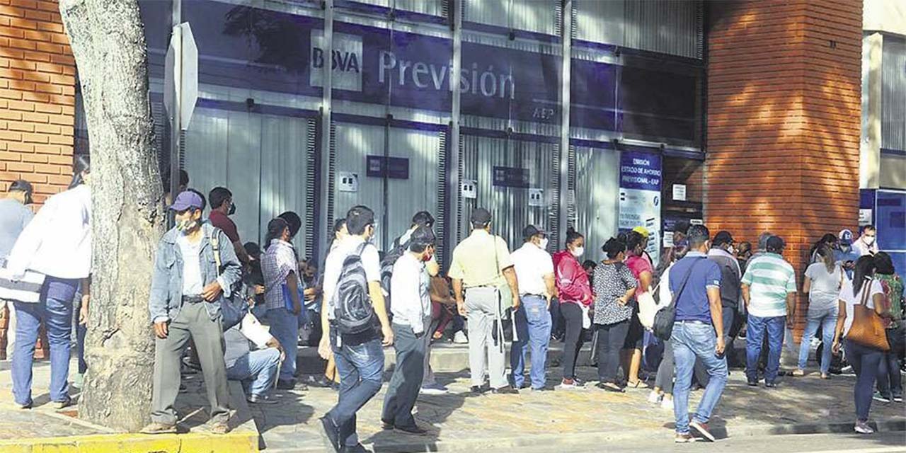Asegurados hacen fila para ser atendidos en una de las AFP. | Foto: Archivo