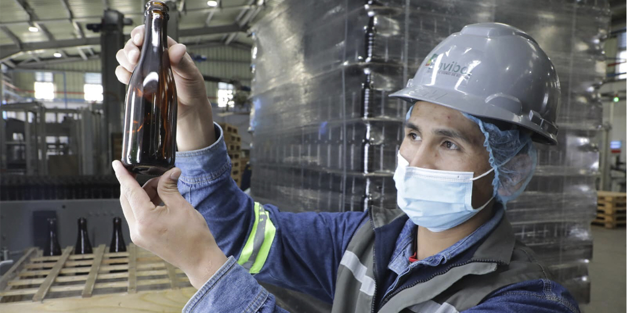 Un trabajador de Envibol muestra una de las botellas. (Foto: Archivo)
