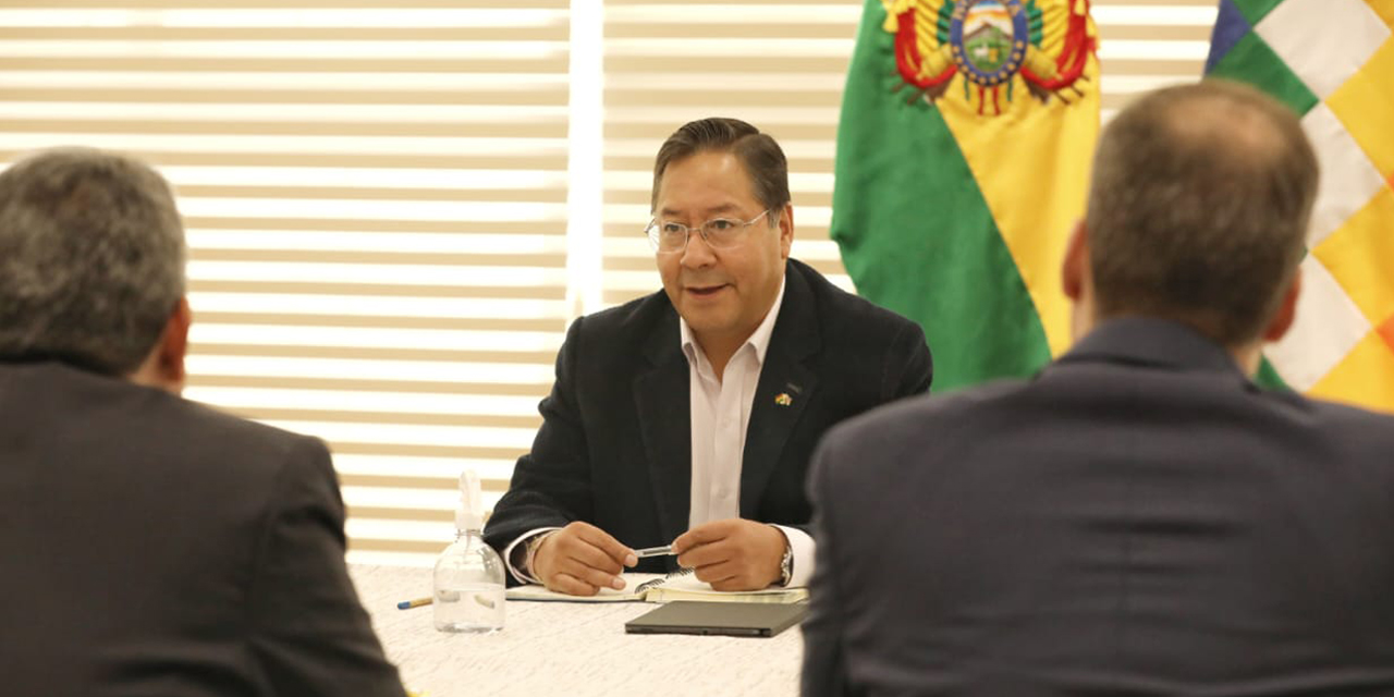 El presidente Arce en la reunión con los empresarios