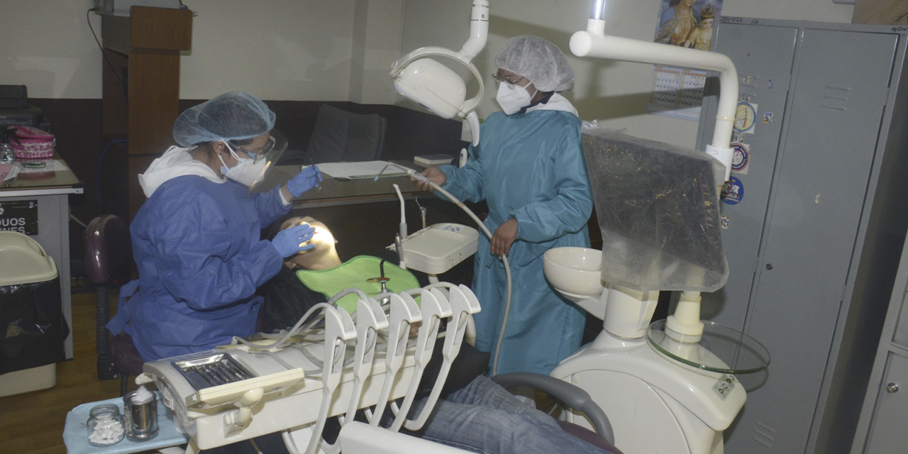 Trabajadores en salud en un centro de atención público. (Foto: Archivo)