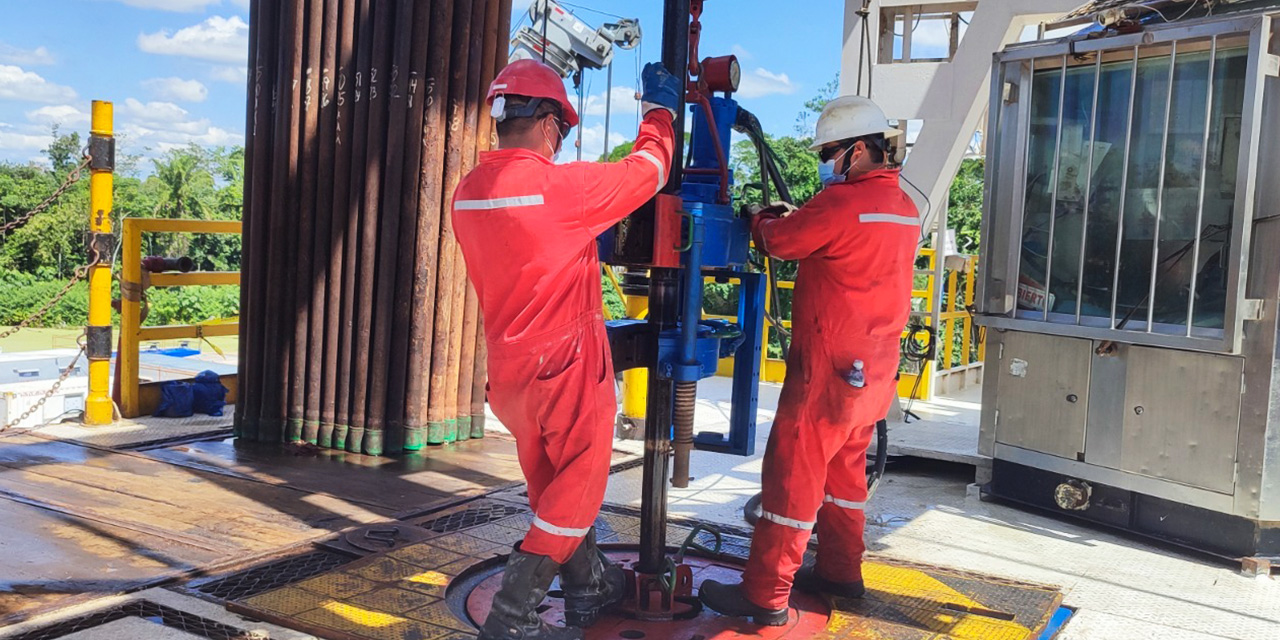 Funcionarios de YPFB durante las tareas de exploración en un pozo. (Foto: YPFB)