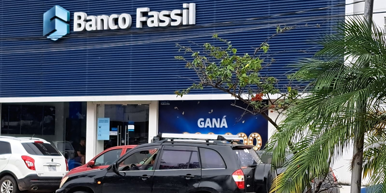 Frontis de una de las oficinas del Banco Fassil. (Foto: Archivo)
