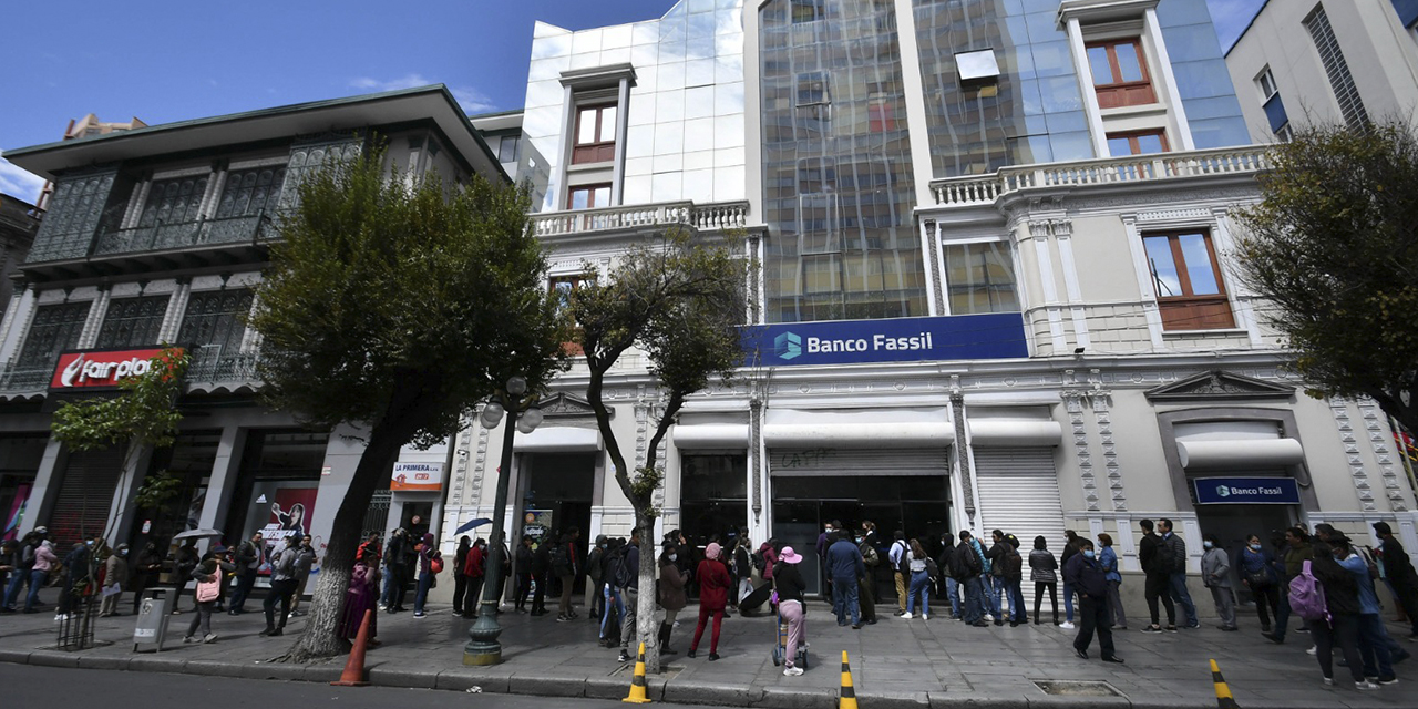 Frontis del edificio del intervenido Banco Fassil. (Foto: Archivo)