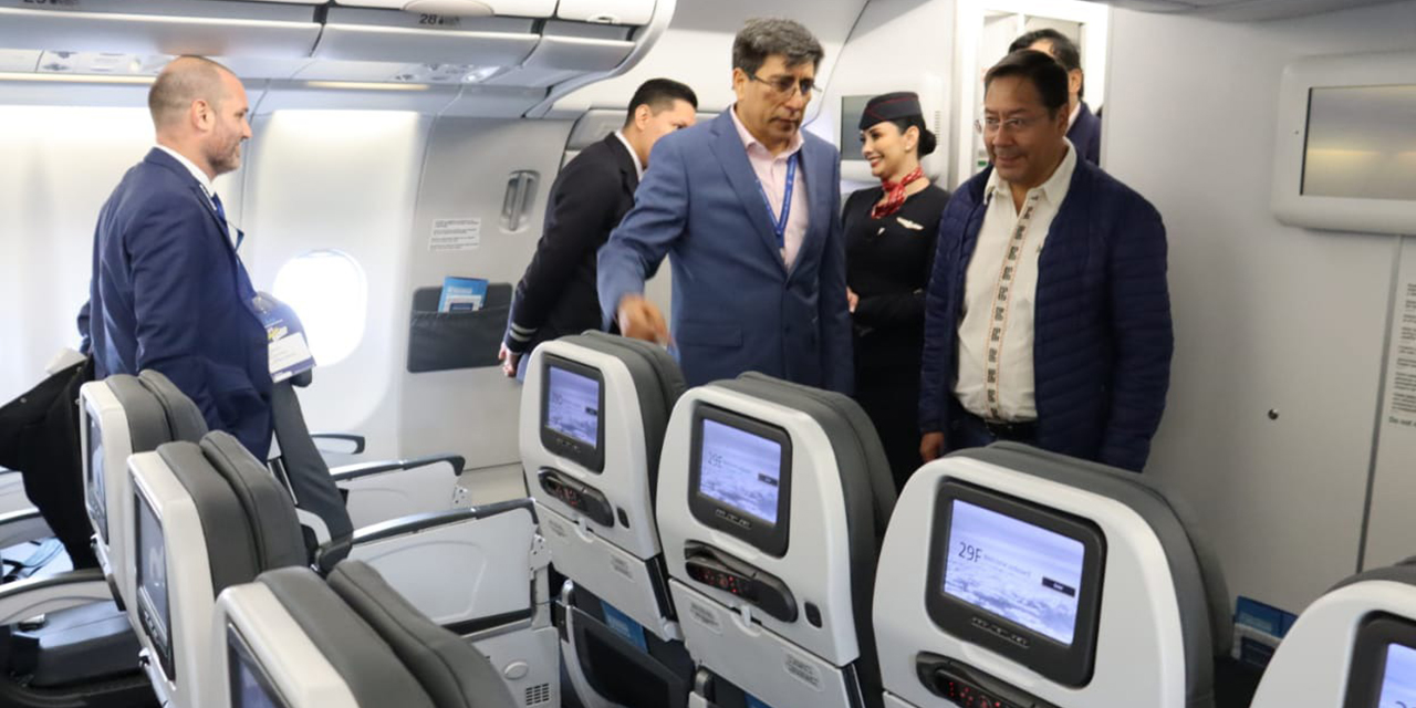 El presidente Luis Arce recorre el interior de la nave Airbus A330 de BoA. (Foto: Presidencia/BoA/Gustavo Ticona)