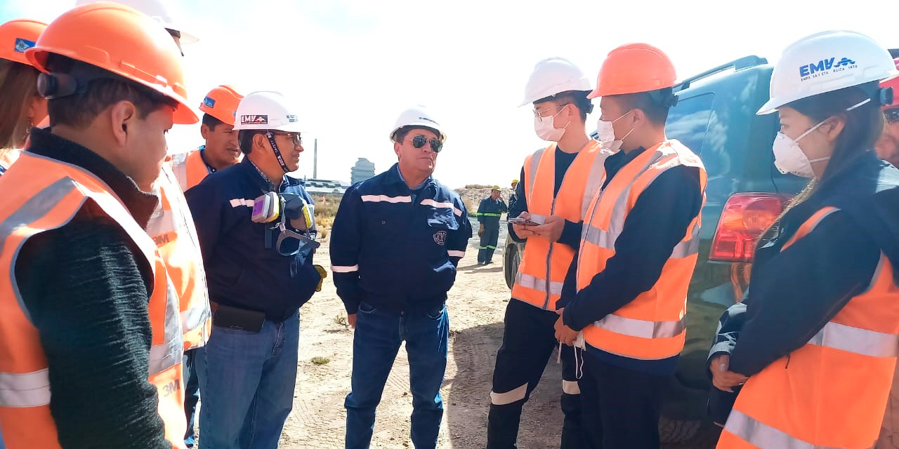 Una comisión de autoridades y técnicos del Eximbank inspeccionó el terreno para el proyecto en Oruro. (Foto: RRSS)