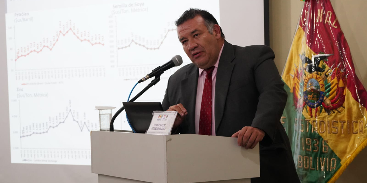 El director del INE, Humberto Arandia, en conferencia de prensa. (Foto: Jorge Mamani)