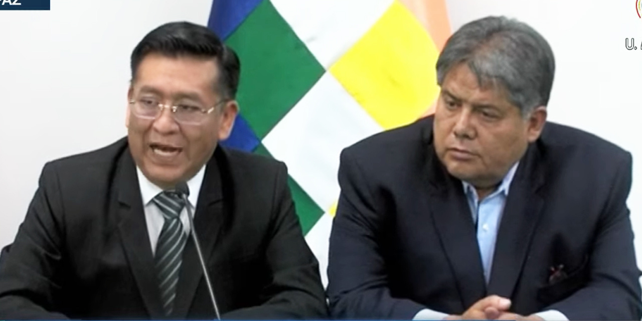 El director del ASFI, Reynaldo Yujra, y el nuevo interventor del Banco Fassil