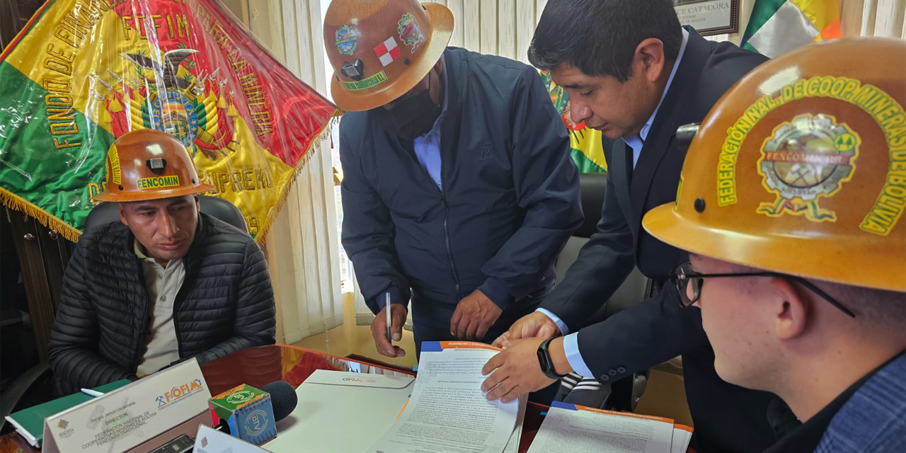 Firmas de contratos. Foto: FOFIM