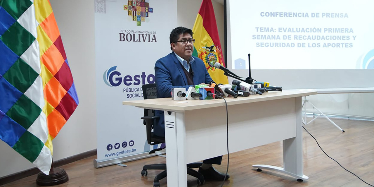 El gerente general de la Gestora Pública de la Seguridad Social de Largo Plazo, Jaime Durán, en conferencia de prensa, ayer. (Foto: Jorge Mamani)