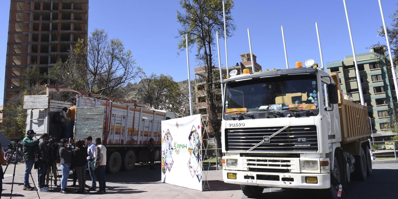 Los dos camiones incautados por la ANH son exhibidos en la plaza Villarroel. (Foto: Jorge Mama-ni)