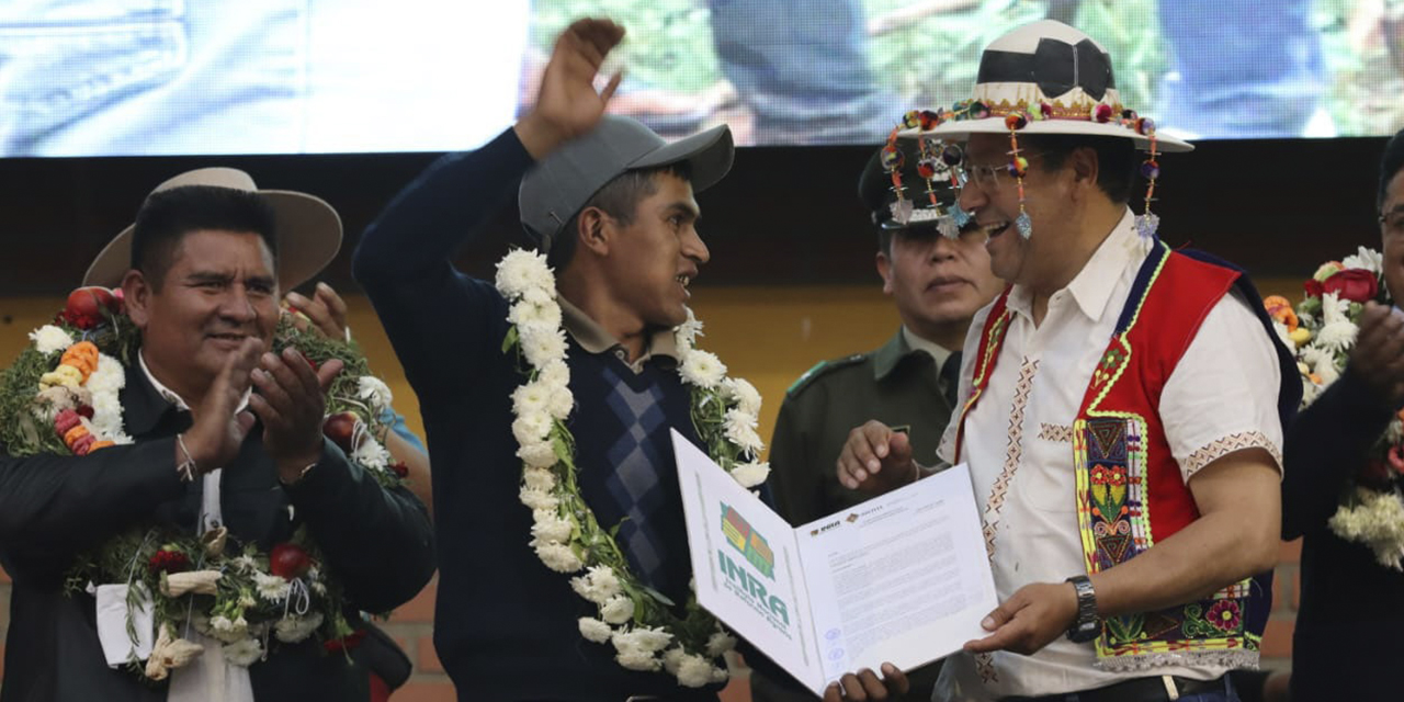 El presidente Luis Arce durante el acto de entrega de títulos ejecutoriales agrarios en Chuquisaca, ayer. (Foto: Presidencia)