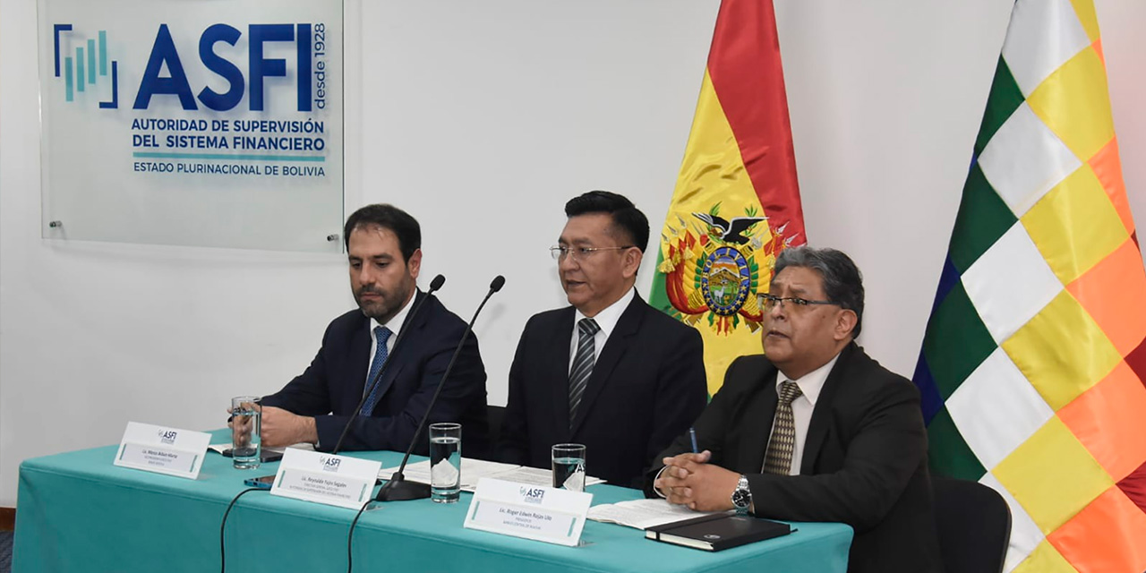 El director de la Autoridad de Supervisión del Sistema Financiero, Reynaldo Yujra, en conferencia de prensa, ayer. (Foto: Gonzalo Jallasi)