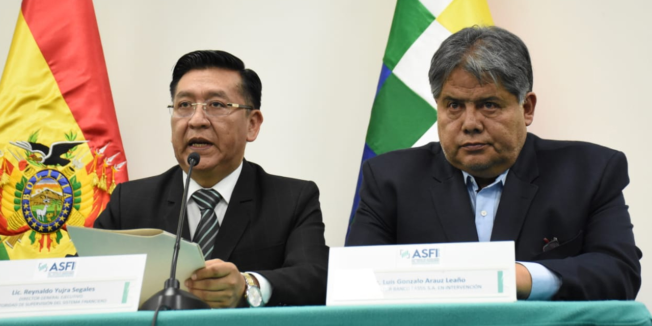 El director de la ASFI, Reynaldo Yujra (der.), y el nuevo interventor de Fassil, Luis Araoz, en con-ferencia de prensa. (Foto: Jorge Mamani)