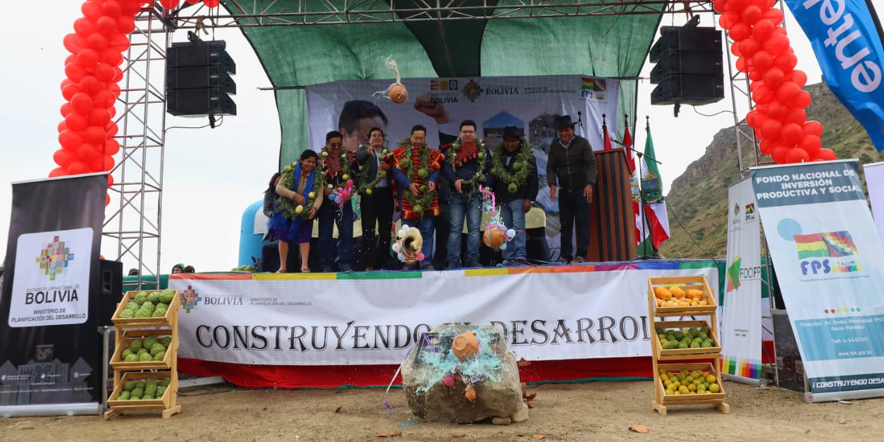 El presidente Luis Arce durante el acto de colocación de la piedra fundamental para la planta transformadora de chirimoya. (Foto: Comunicación Presidencial)