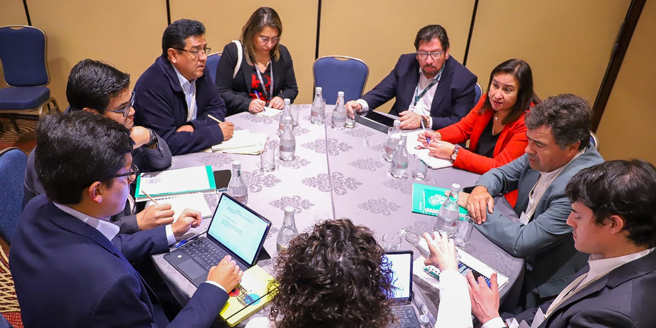 Autoridades de ambos países reunidas el 13 de abril. (Foto: MDRYT)