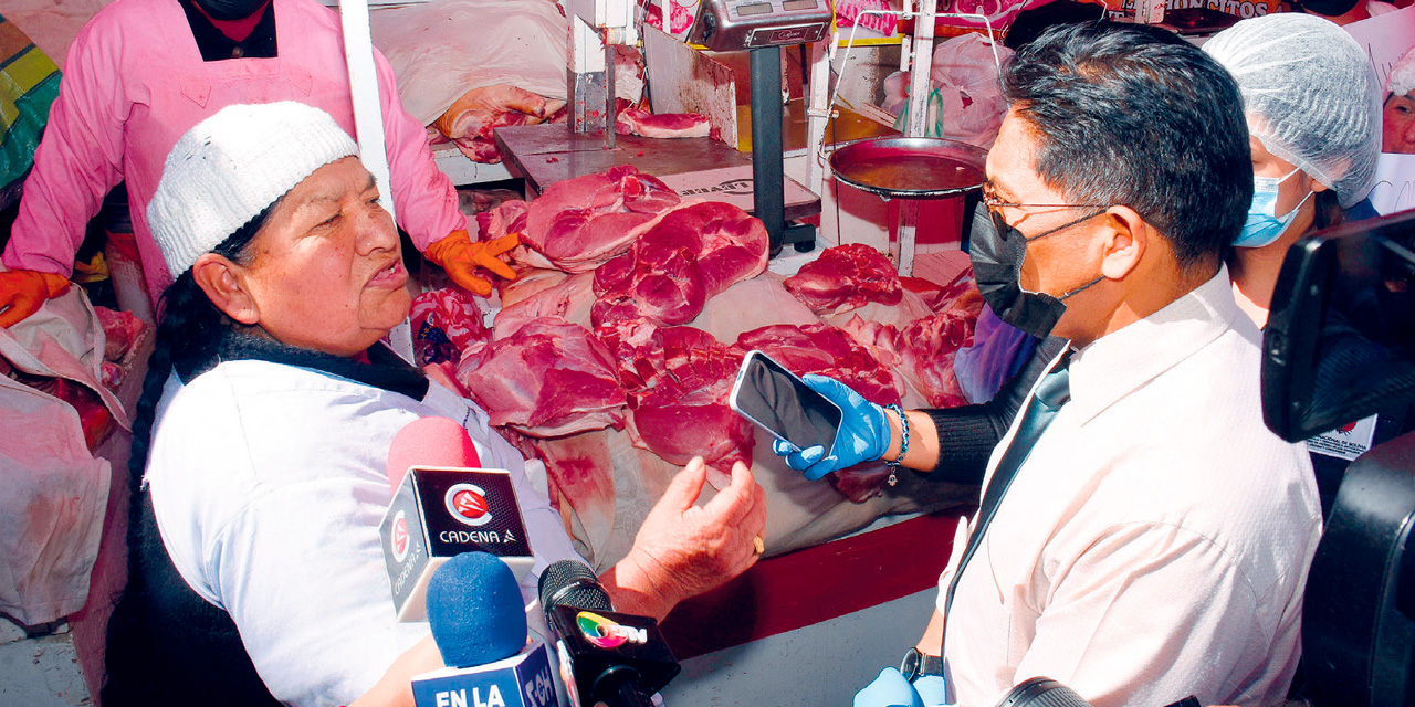 El viceministro de Defensa del Consumidor, Jorge Silva, durante el operativo de ayer. (Foto: Gonzalo Jallasi)
