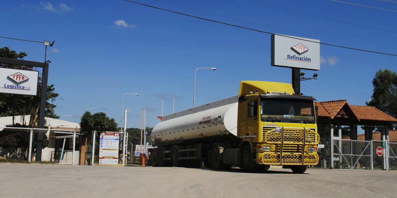 Cisterna para distribuir diésel sale de la refinería en Santa Cruz. (Foto: Archivo)