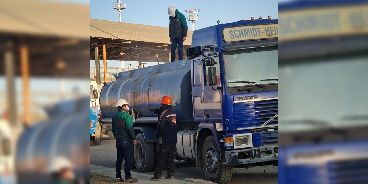 Camión cisterna descarga combustible en una estación de servicio. (Foto: ANH)