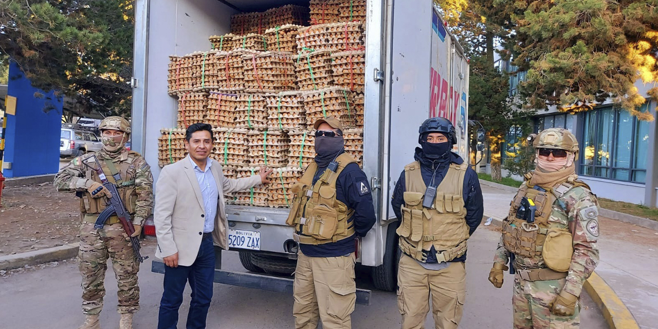El viceministro Gróver Lacoa muestra el lote de huevos comisados. (Foto: MDP)