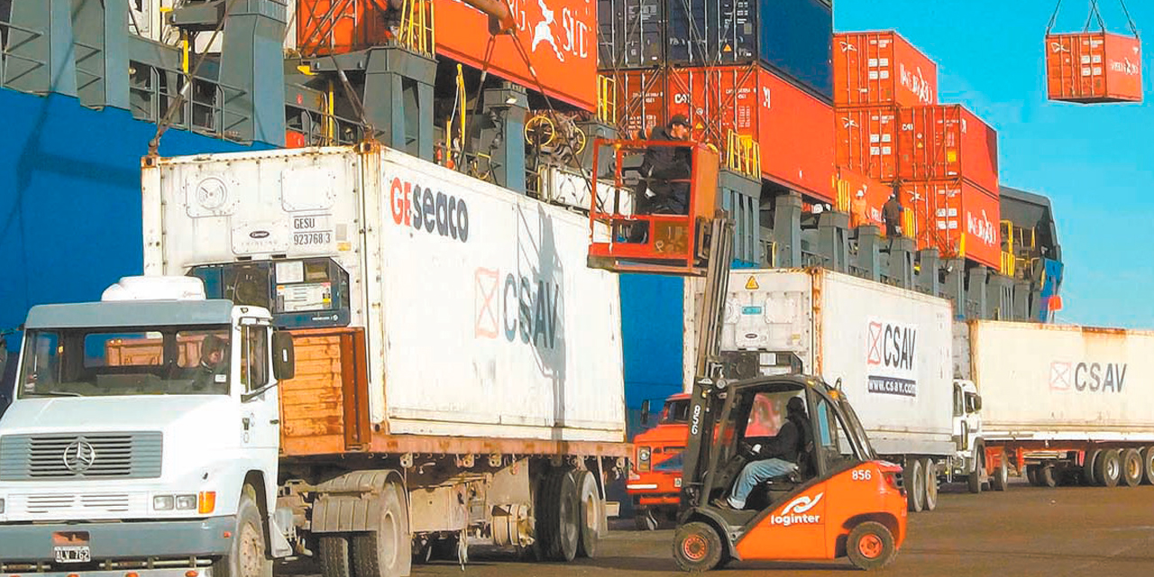 Contenedores apilados en el puerto de Cartagena, Colombia. Foto: Archivo