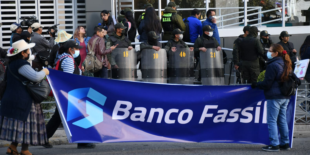 Exfuncionarios del Banco Fassil en una protesta en la ciudad de La Paz, este jueves 1 de junio. Foto: APG