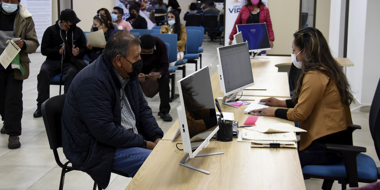 Beneficiarios son atendidos en oficinas de la Gestora. (Foto: Gonzalo Jallasi)
