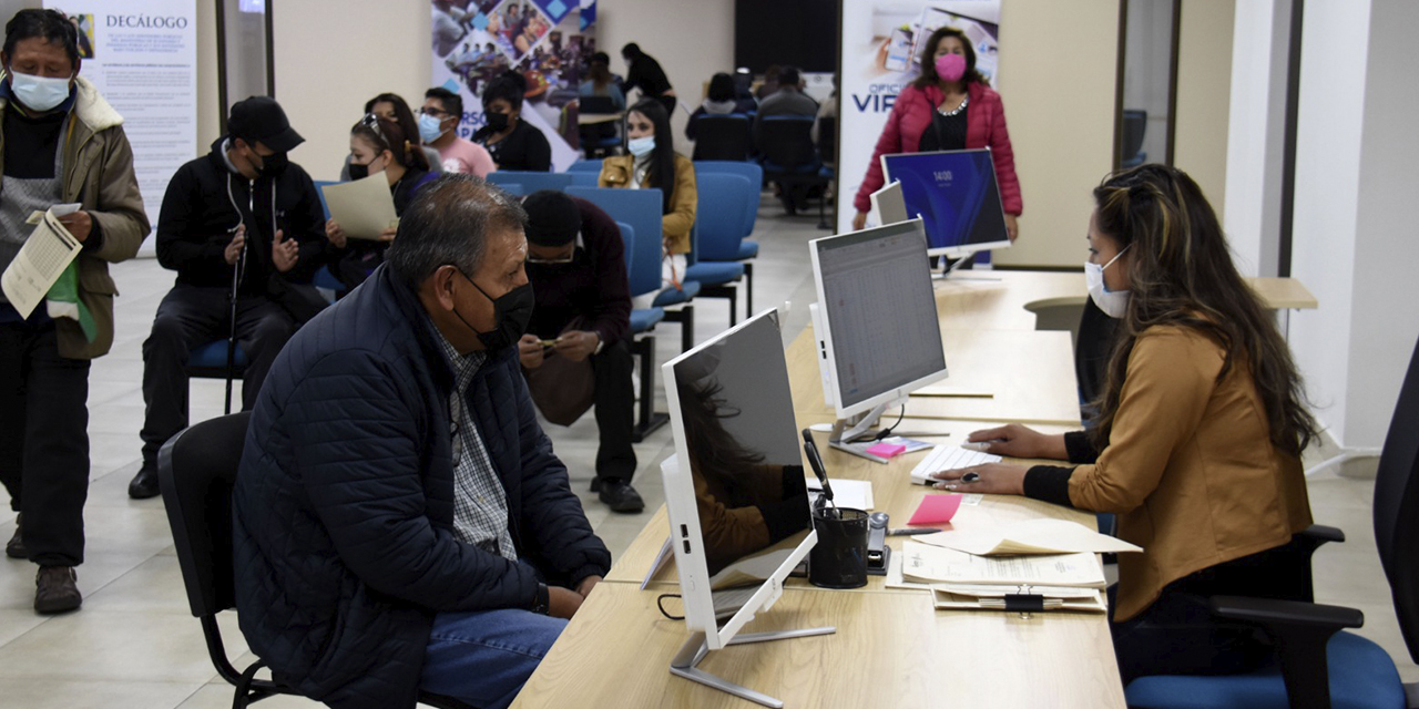 Funcionarios de la Gestora Pública atienden a las personas que asisten para gestionar trámites en La Paz. (Foto: Gonzalo Jallasi)