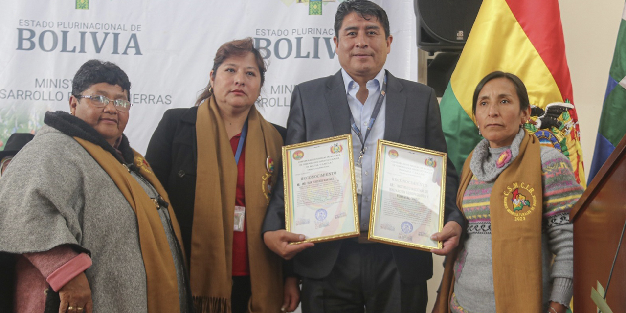 Entrega de presentes durante el acto de aniversario del Iniaf. (Foto: Iniaf)