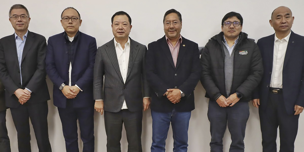 La delegación del consorcio chino junto al mandatario Luis Arce y el ministro de Hidrocarburos y Energía, Franklin Molina. (Foto: Presidencia)