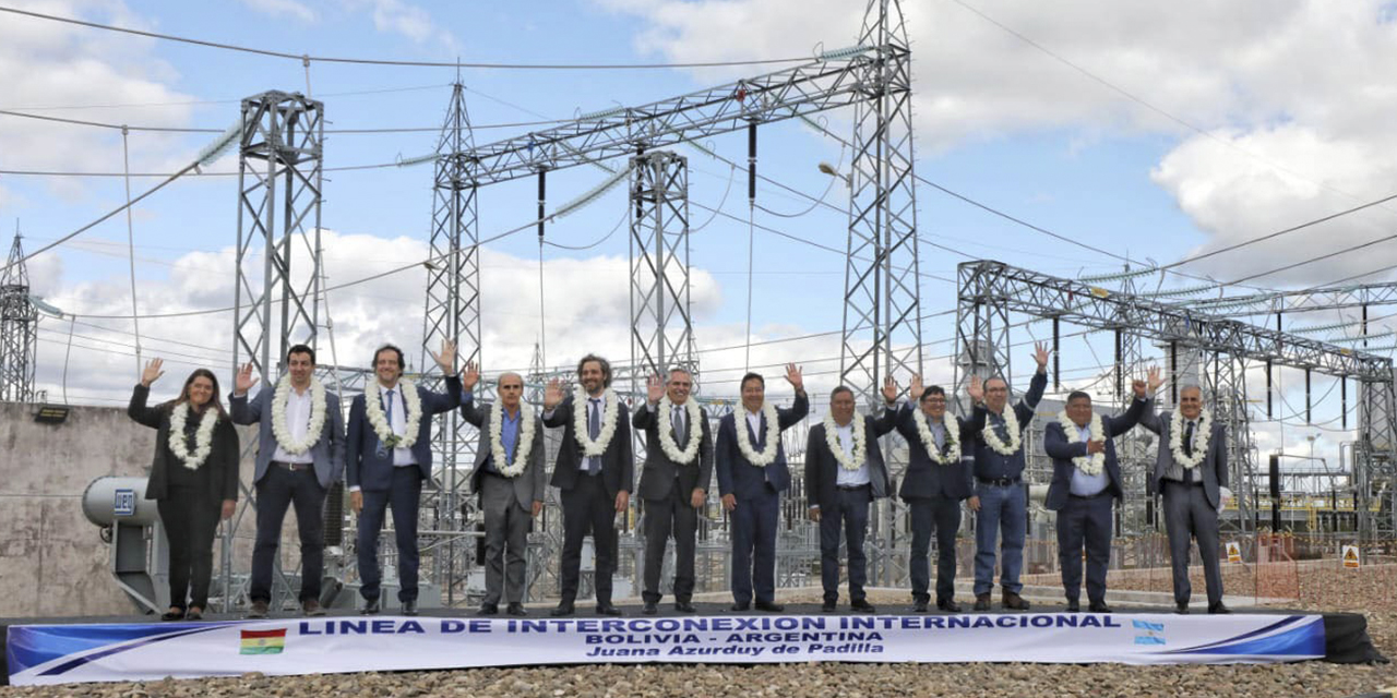 Los mandatarios de Bolivia y Argentina, junto a autoridades en la foto oficial luego del acto de ayer. (Foto: Presidencia)
