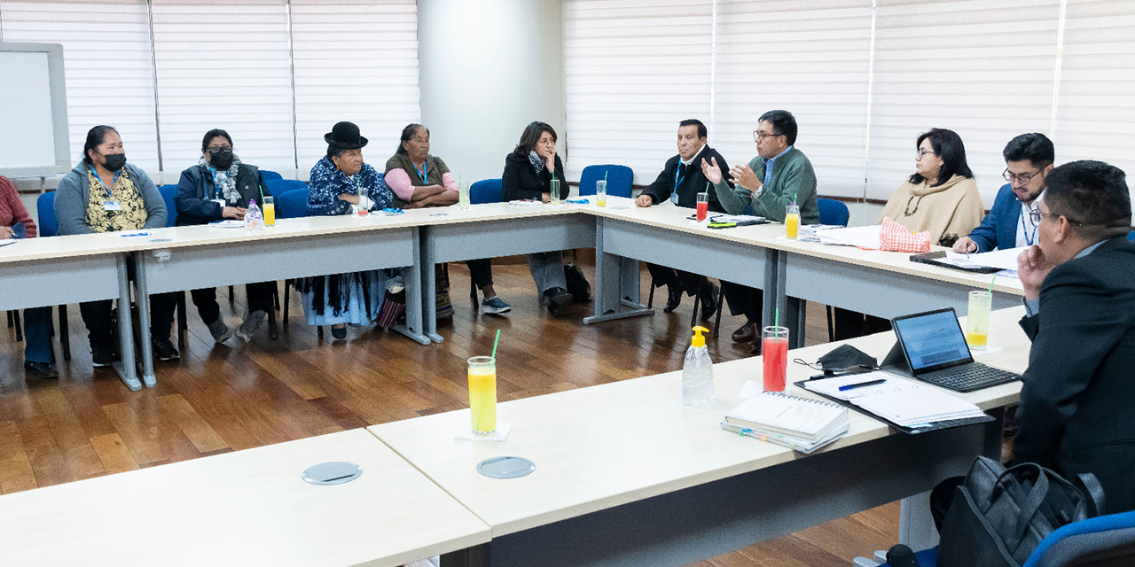 Autoridades y gremiales durante la reunión. (Foto: MEF)