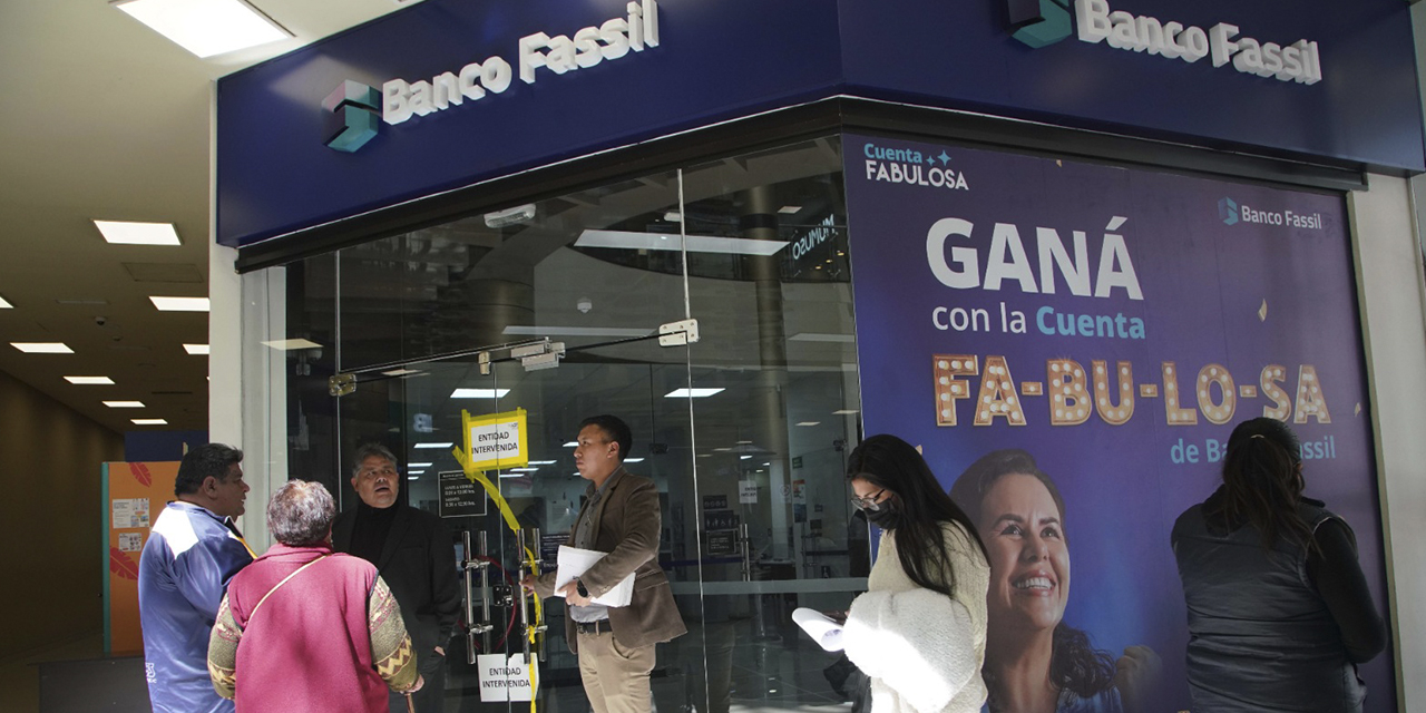 Extrabajadores de Fassil que realizan el cobro de su liquidación. (Foto: Jorge Mamani)