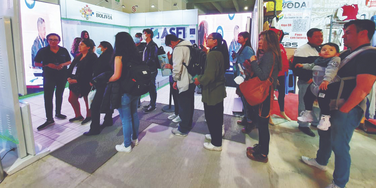 Visitantes del stand de la ASFI en la feria La Paz Expone. (Foto: ASFI)