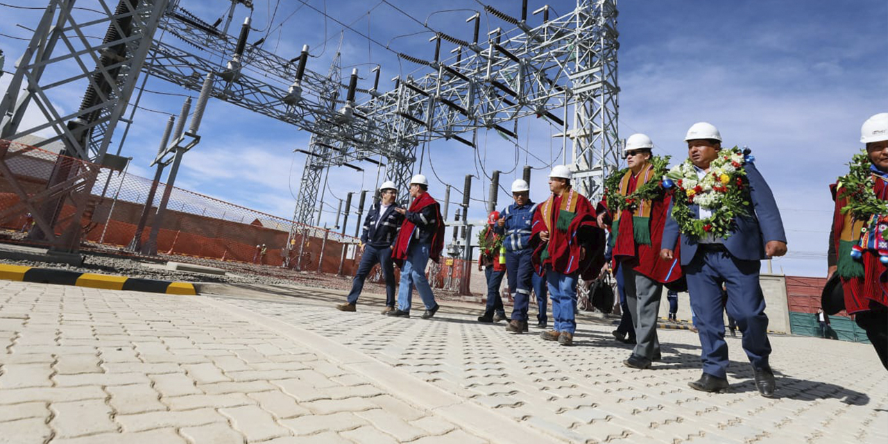 Una de las infraestructuras de electrificación entregadas ayer en Viacha. (Foto: Presidencia)