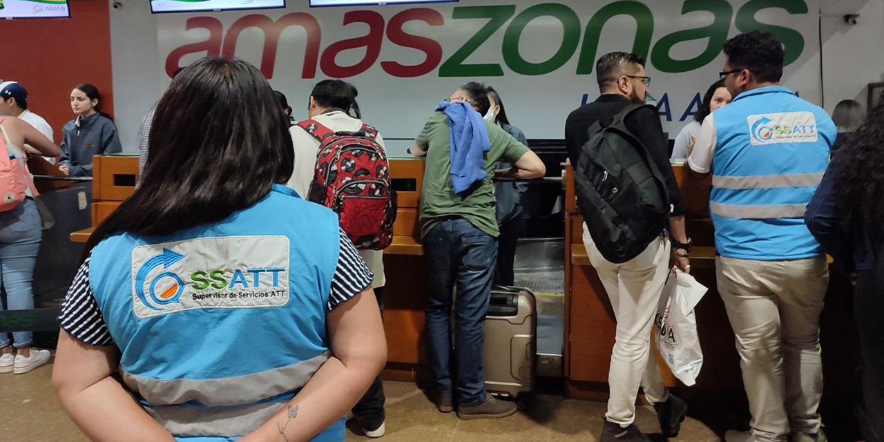 Personas compran boletos para viajar por Amaszonas. (Foto: Archivo)