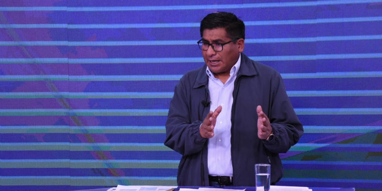 El ministro de Desarrollo Productivo y Economía Plural, Néstor Huanca, en entrevista con Bolivia Tv. (Foto: Jorge Mamani)