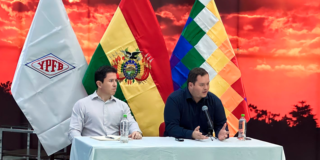 El presidente ejecutivo de YPFB, Armin Dorgathen, en conferencia de prensa. | Foto: YPFB