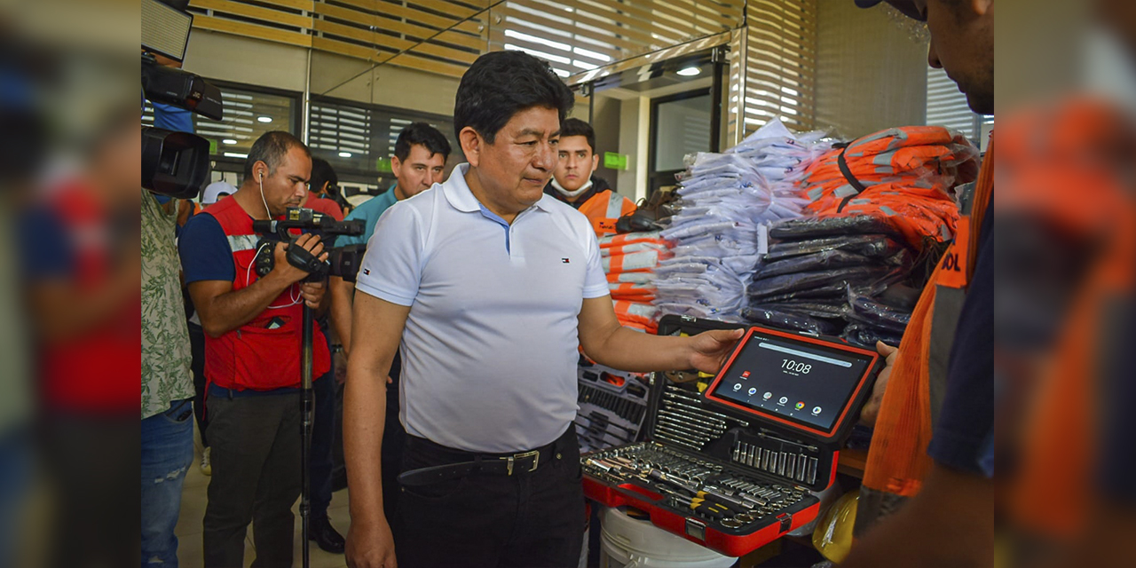 El ministro de Obras Públicas, Edgar Montaño, entregó los equipos en la terminal aérea de Viru Viru. Foto: MOPSV.