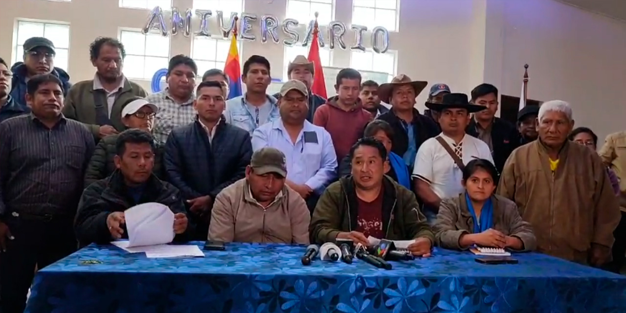 El dirigente Humberto Claros y dirigentes "evistas", en conferencia de prensa. Imagen: Captura.
