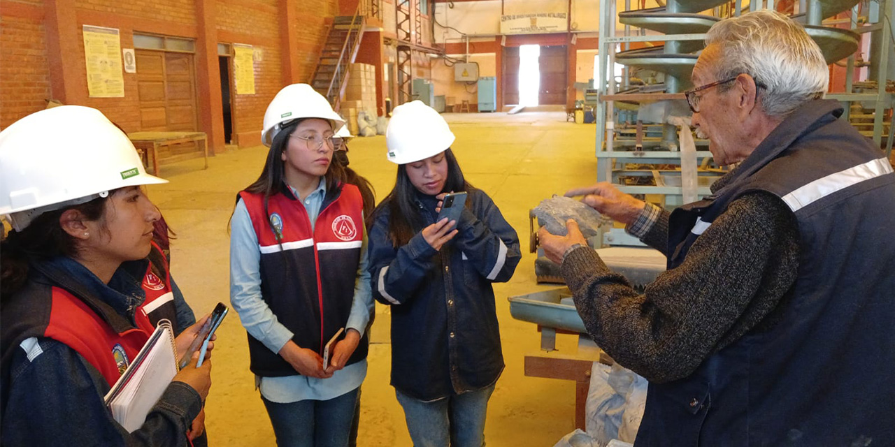 Estudiantes de la UMSA visitan la Empresa Metalúrgica Vinto y el CIMM