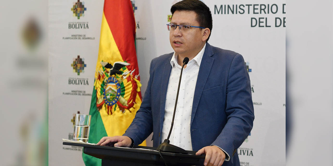 El Ministro de Planificación del Desarrollo  en conferencia de prensa.  | Foto: Gonzalo Jallasi