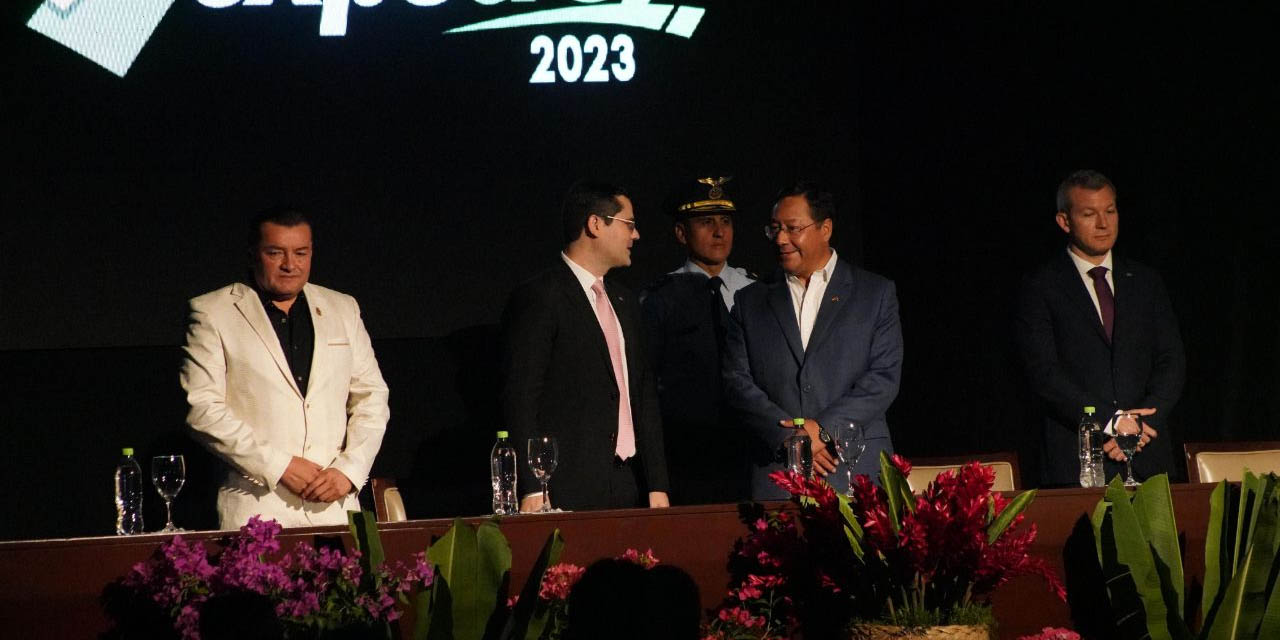 El presidente Luis Arce junto a empresarios de Santa Cruz. Foto: Comunicación Presidencial.