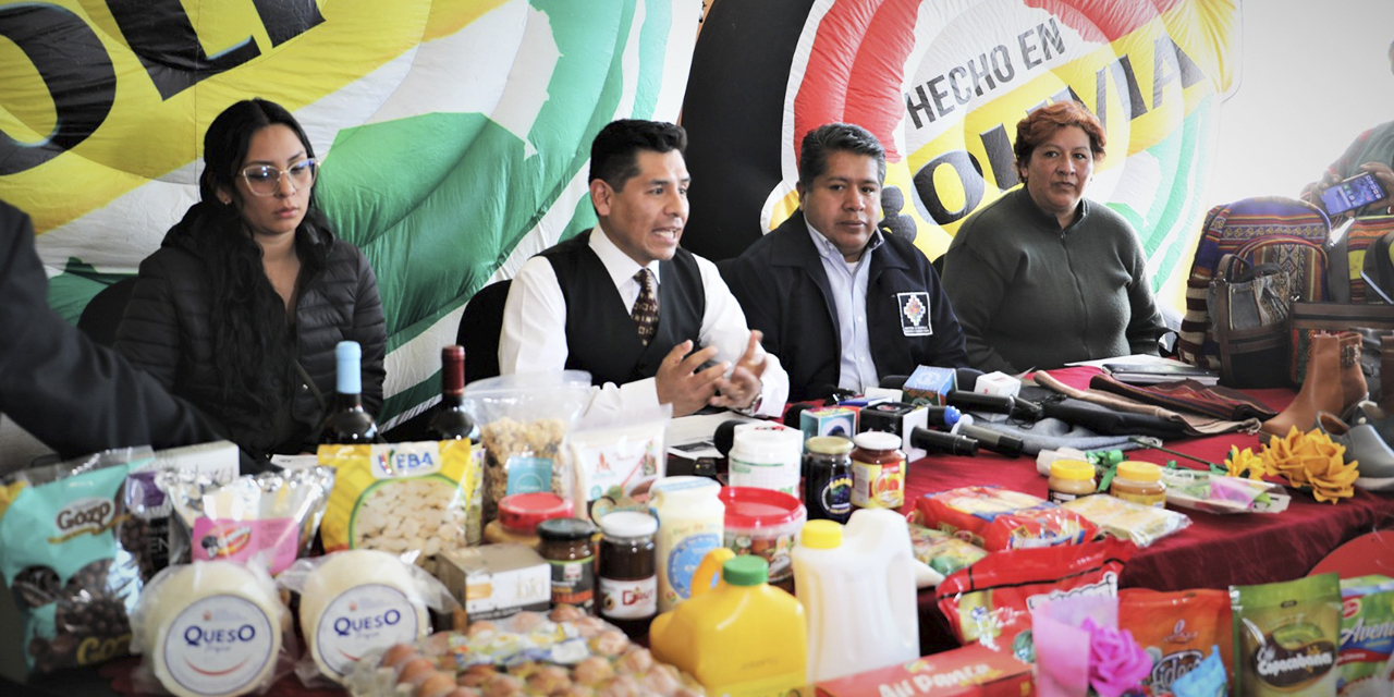 Las autoridades anuncian la Feria Productiva en conferencia de prensa.  