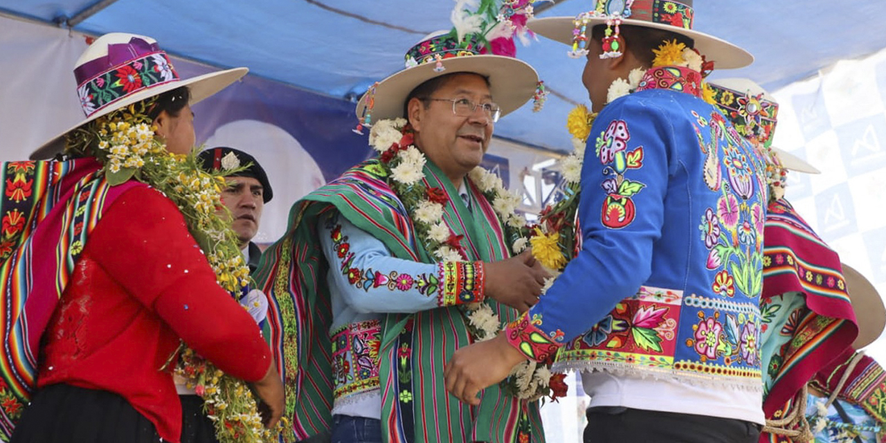 El Jefe de Estado recibe el agradecimiento de los beneficiarios de las viviendas.