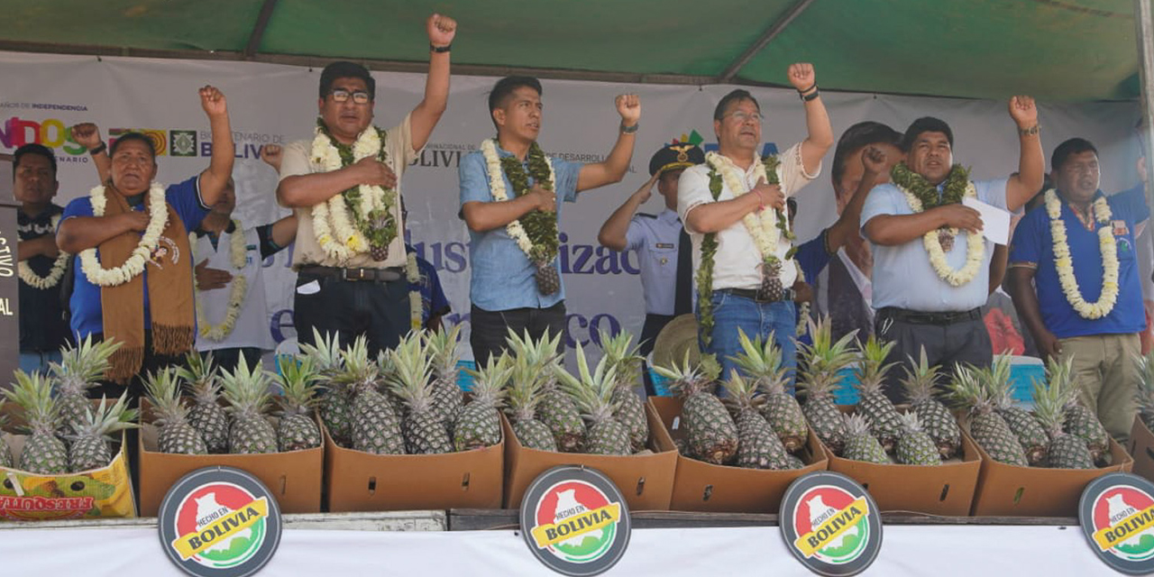 Autoridades durante el colocado de la piedra fundamental de la Planta Procesadora de Piña.