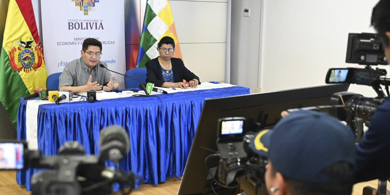 El ministro de Economía, Marcelo Montenegro, en una de las reuniones de socialización, en Santa Cruz.