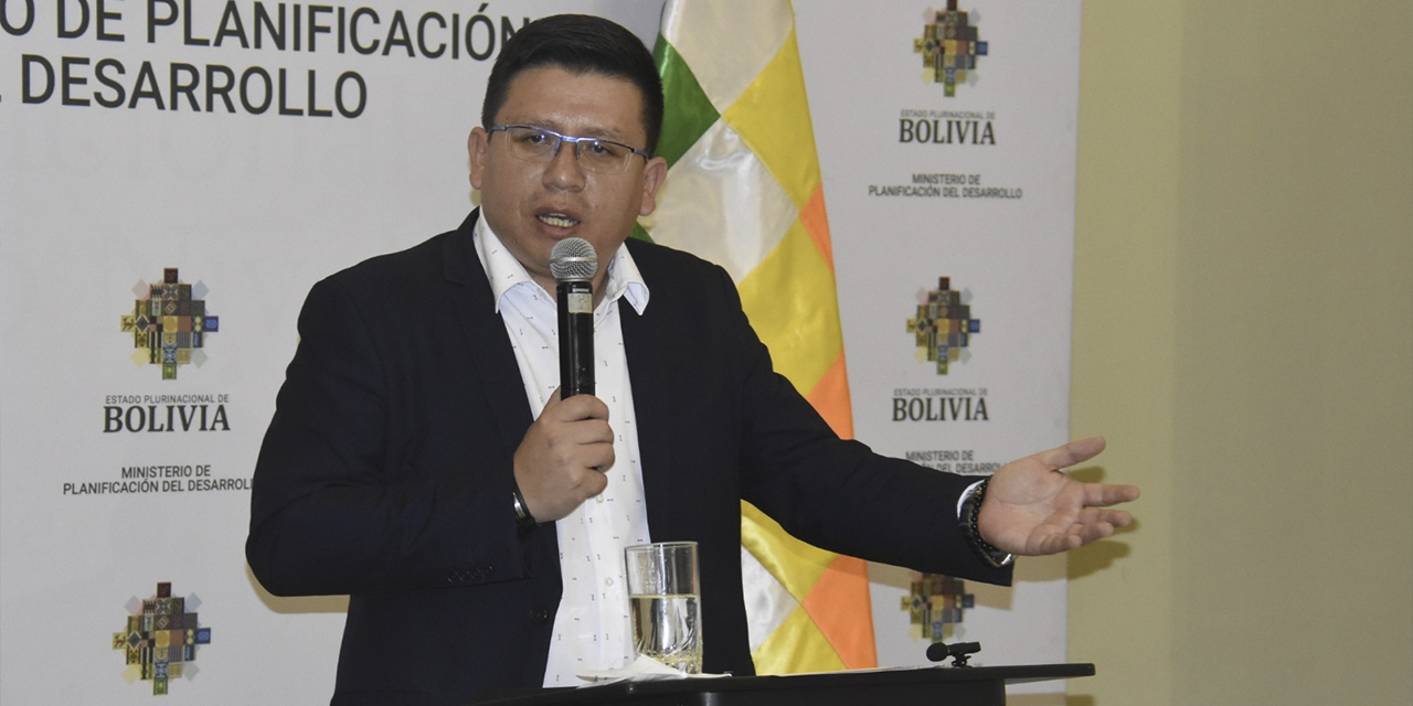 El ministro Sergio Cusicanqui, en conferencia de prensa. | Foto: Gonzalo Jallasi