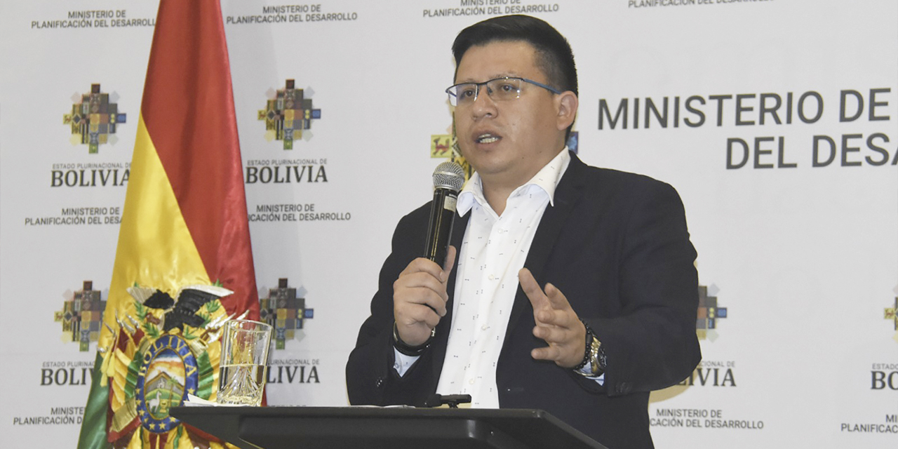 El Ministro de Planificación del Desarrollo explica las propuestas del Gobierno para encaminar la carretera. | Foto: Gonzalo Jallasi.