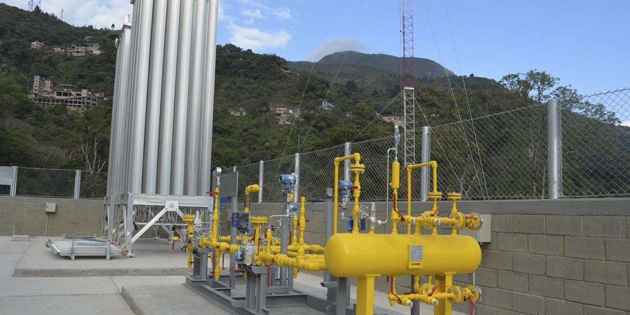 Las estaciones satelitales de regasificación posibilitan que el gas llegue a los hogares yungueños.
